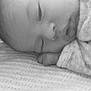 Maylan a rejoint le concours — aidez-le/la à gagner de superbes lots ! adult, baby, black_and_white, blanket, closeup, cozy, face, gentle, hand, infant, monochrome, newborn, peaceful, person, portrait, resting, skin, sleeping, soft_texture, tender
