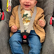 Maylan a rejoint le concours — aidez-le/la à gagner de superbes lots ! baby, barefoot, car_seat, casual, child, clothing, cute, face, floor, happy, indoor, infant, jacket, jeans, person, portrait, safety, seatbelt, smiling, toddler
