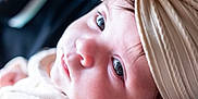 Aminaya a rejoint le concours — aidez-le/la à gagner de superbes lots ! baby, infant, headband, close_up, face, portrait, person, soft_lighting, curious_eyes, skin, clothing, arm, blurred_background, adult, candid, peaceful, warmth, indoors, human, cute