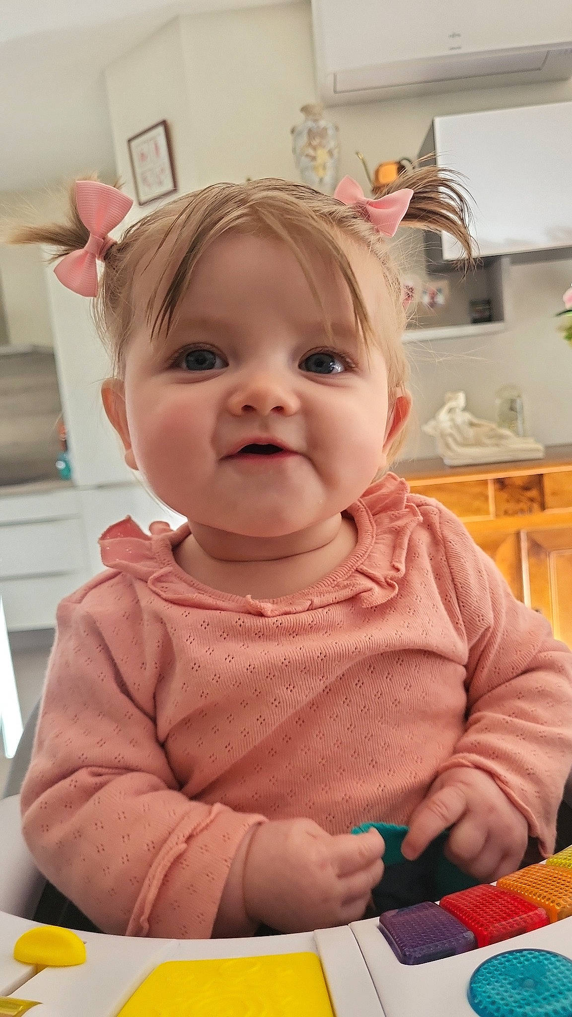 Rosalyna a rejoint le concours — aidez-le/la à gagner de superbes lots ! baby, baby_toddler_clothing, cheek, child, eyelash, facial_expression, fashion_accessory, fun, happy, iris, lip, nose, pattern, person, pink, room, sitting, skin, sleeve, smile