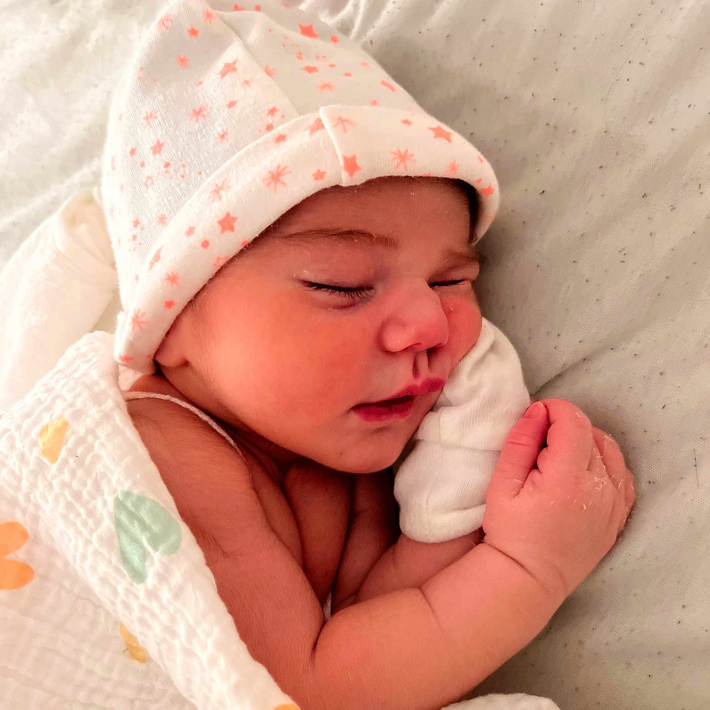 Leona Tonuzi Byberi a rejoint le concours — aidez-le/la à gagner de superbes lots ! baby, blanket, bonnet, childbirth, clothing, face, hat, head, newborn, person, photography, portrait, sad, sleeping, yawning
