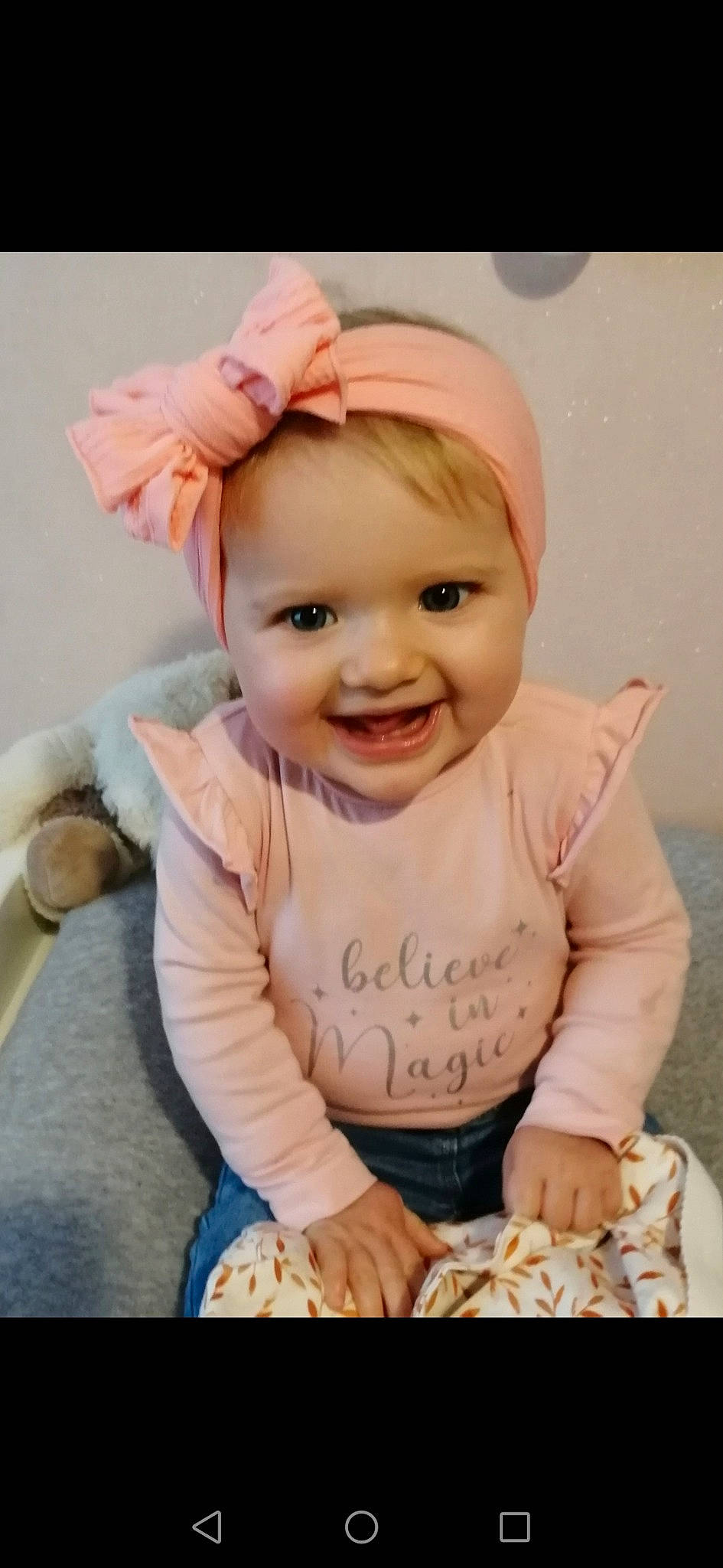 Manon a rejoint le concours — aidez-le/la à gagner de superbes lots ! baby, baby_products, baby_toddler_clothing, cap, cheek, child, face, fashion_accessory, happy, iris, joy, magenta, pattern, peach, person, portrait_photography, sitting, skin, sleeve, smile