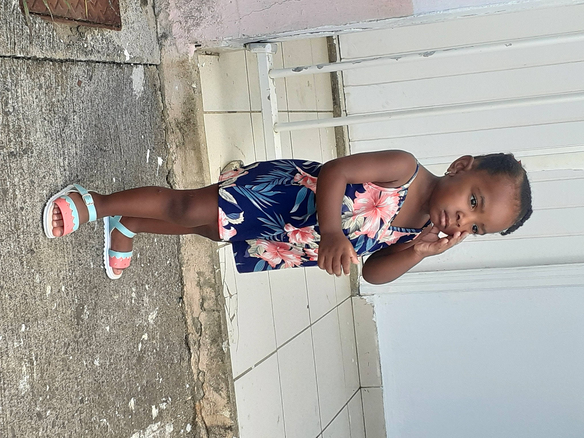 Shanys a rejoint le concours — aidez-le/la à gagner de superbes lots ! abdomen, arm, calf, concrete, dress, elbow, electric_blue, foot, fun, human_leg, knee, leg, leisure, pattern, person, shorts, sitting, thigh, toddler, trunk