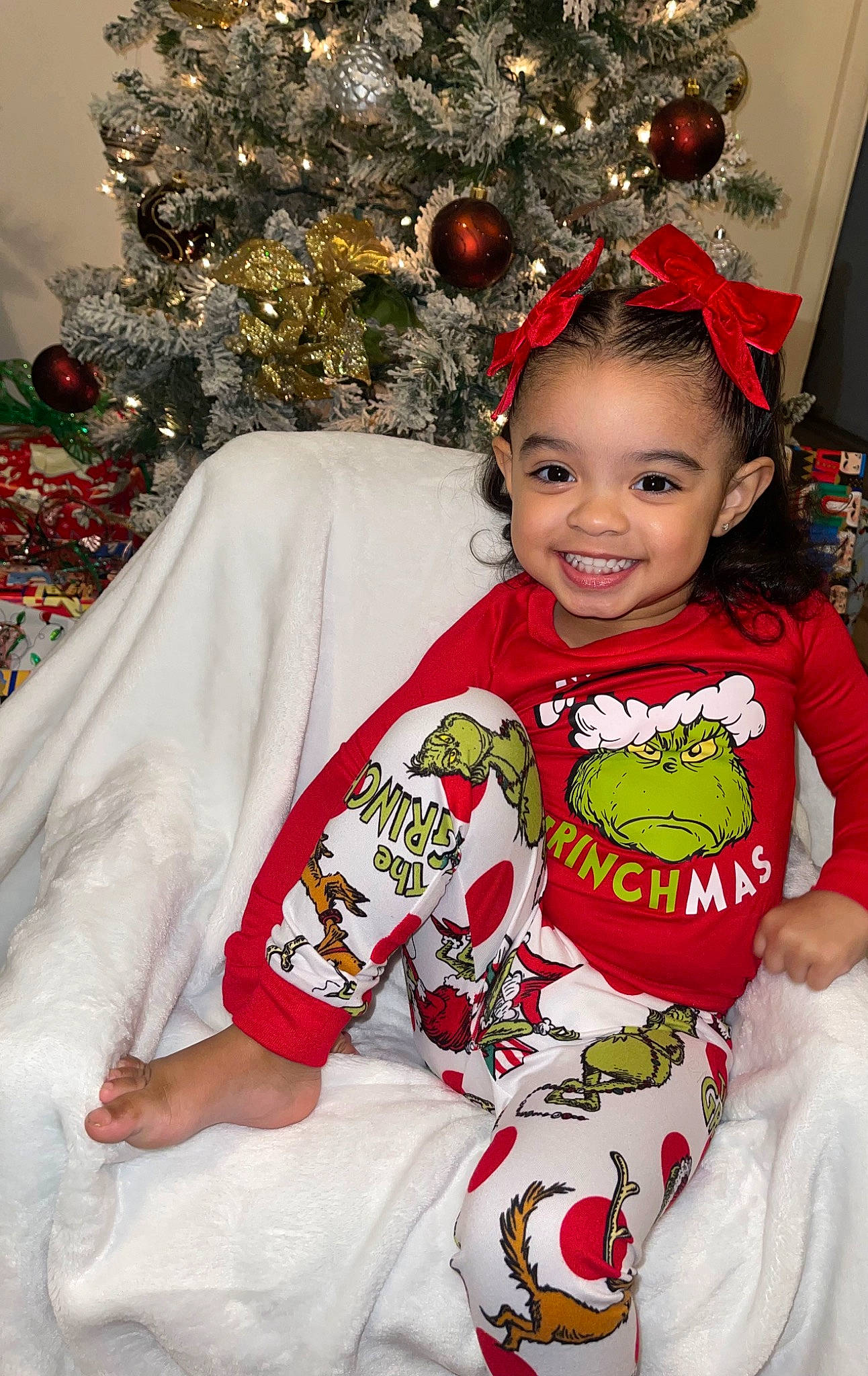 Mikaela is registered to the contest to win money with this photo: baby_toddler_clothing, beauty, christmas, christmas_decoration, christmas_ornament, christmas_tree, face, facial_expression, fun, happy, holiday, holiday_ornament, joy, ornament, people, person, sleeve, smile, standing, toddler