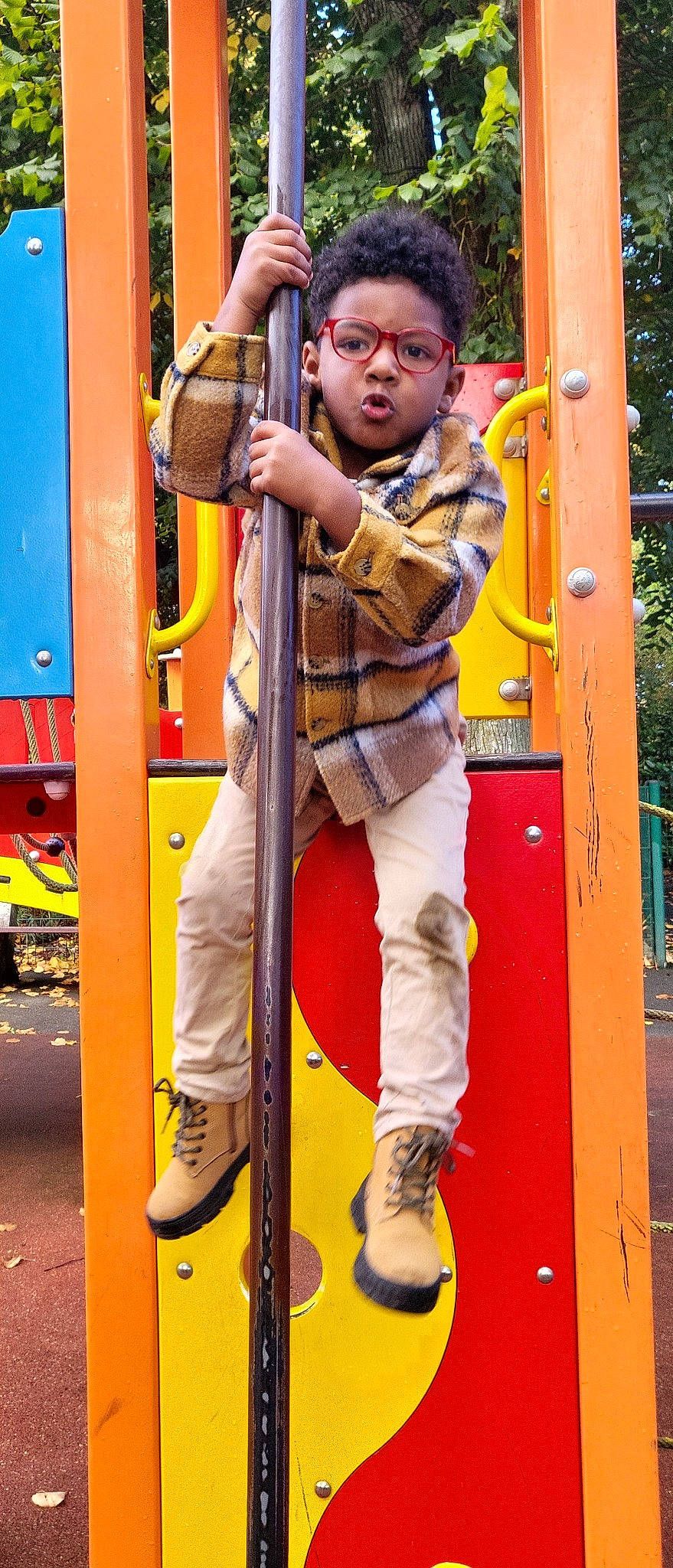 Heaven a rejoint le concours — aidez-le/la à gagner de superbes lots ! boot, child, city, electric_blue, entertainment, fun, leisure, outdoor_play_equipment, person, play, playground, recreation, red, rope, shorts, sneakers, toddler, vacation, yellow