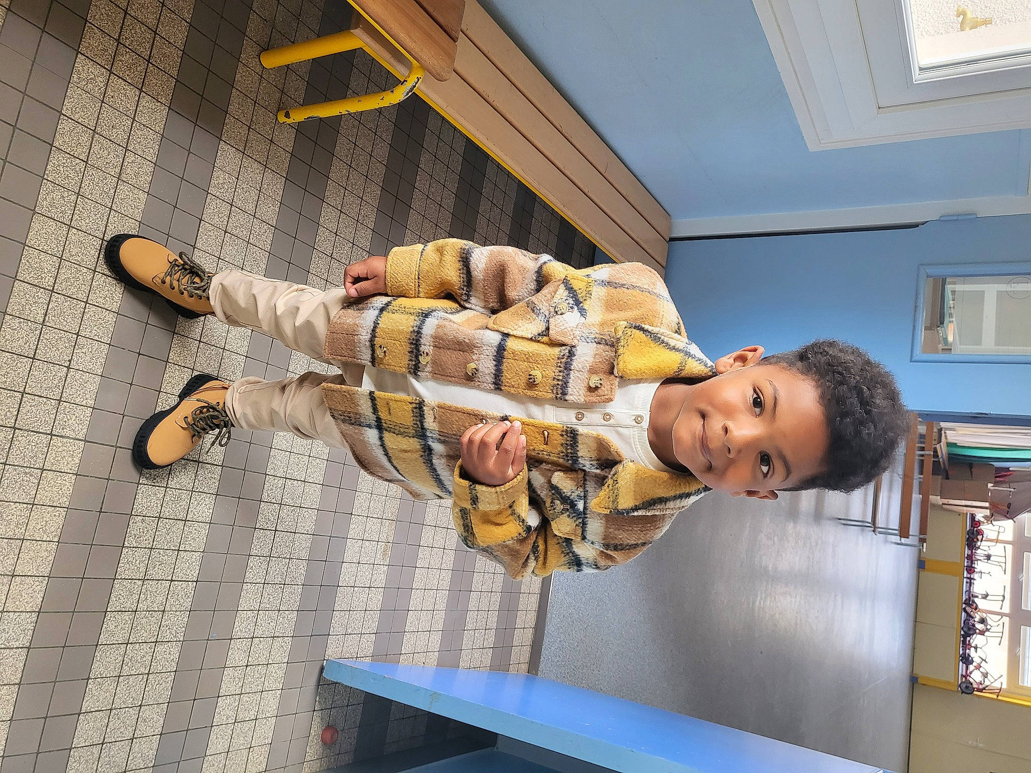 Heaven a rejoint le concours — aidez-le/la à gagner de superbes lots ! bookcase, child, flooring, fun, human_leg, joy, leisure, pattern, person, picture_frame, room, shelf, shelving, toddler, visual_arts, walking_shoe, wood