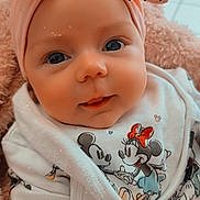 Lunéïa participe au concours pour gagner de l'argent avec cette photo : baby, infant, face, headband, bow, mickey_mouse, minnie_mouse, onesie, blanket, fluffy, large_eyes, portrait, cute, smile, cheeks, close_up, indoor, soft_texture, baby_clothing, sticker_hearts