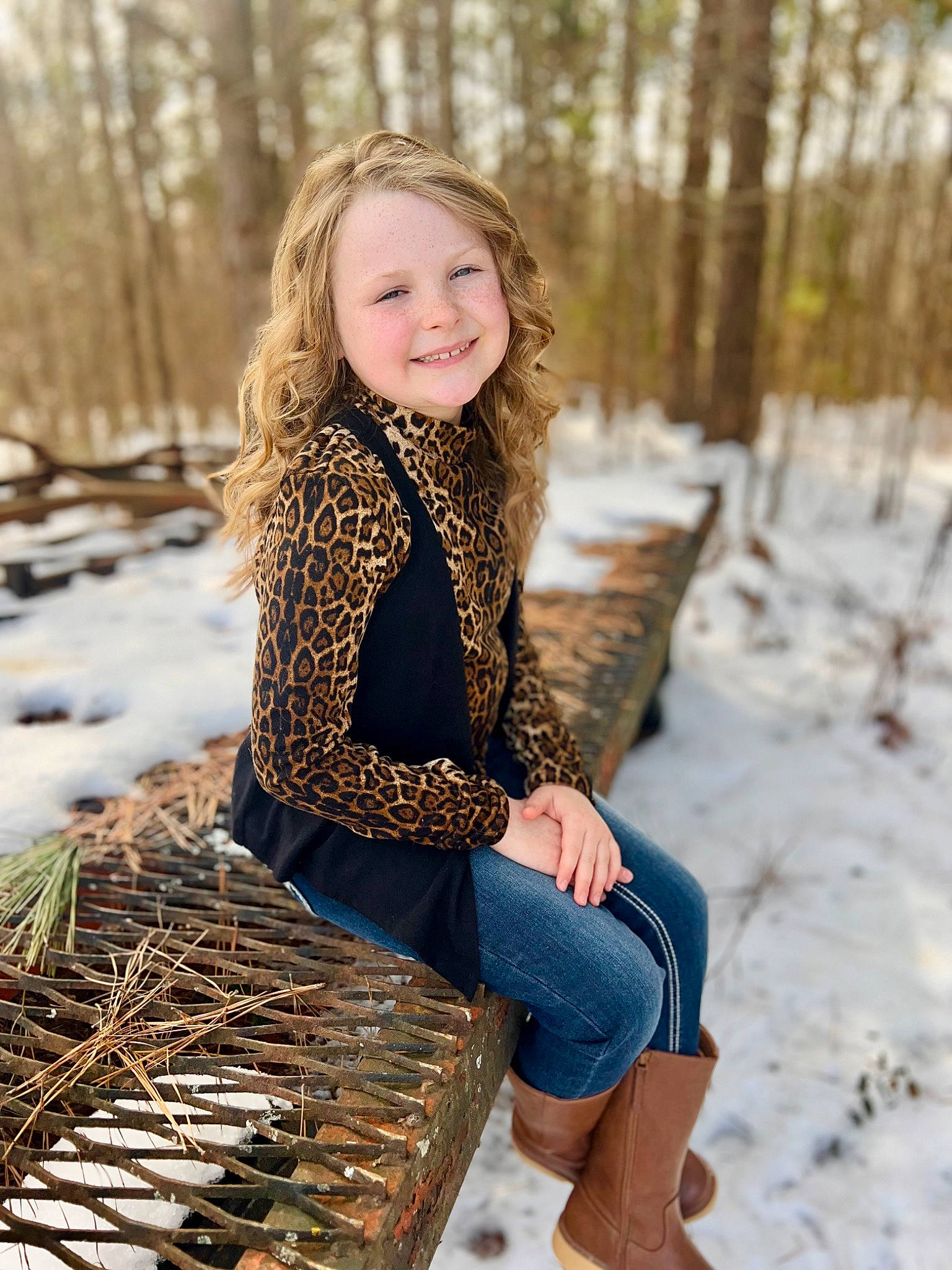 Payslie is registered to the contest to win money with this photo: branch, eye, fashion, flash_photography, grass, hair, hairstyle, happy, head, joy, leg, nature, people_in_nature, person, photograph, plant, smile, snow, sunlight, thigh