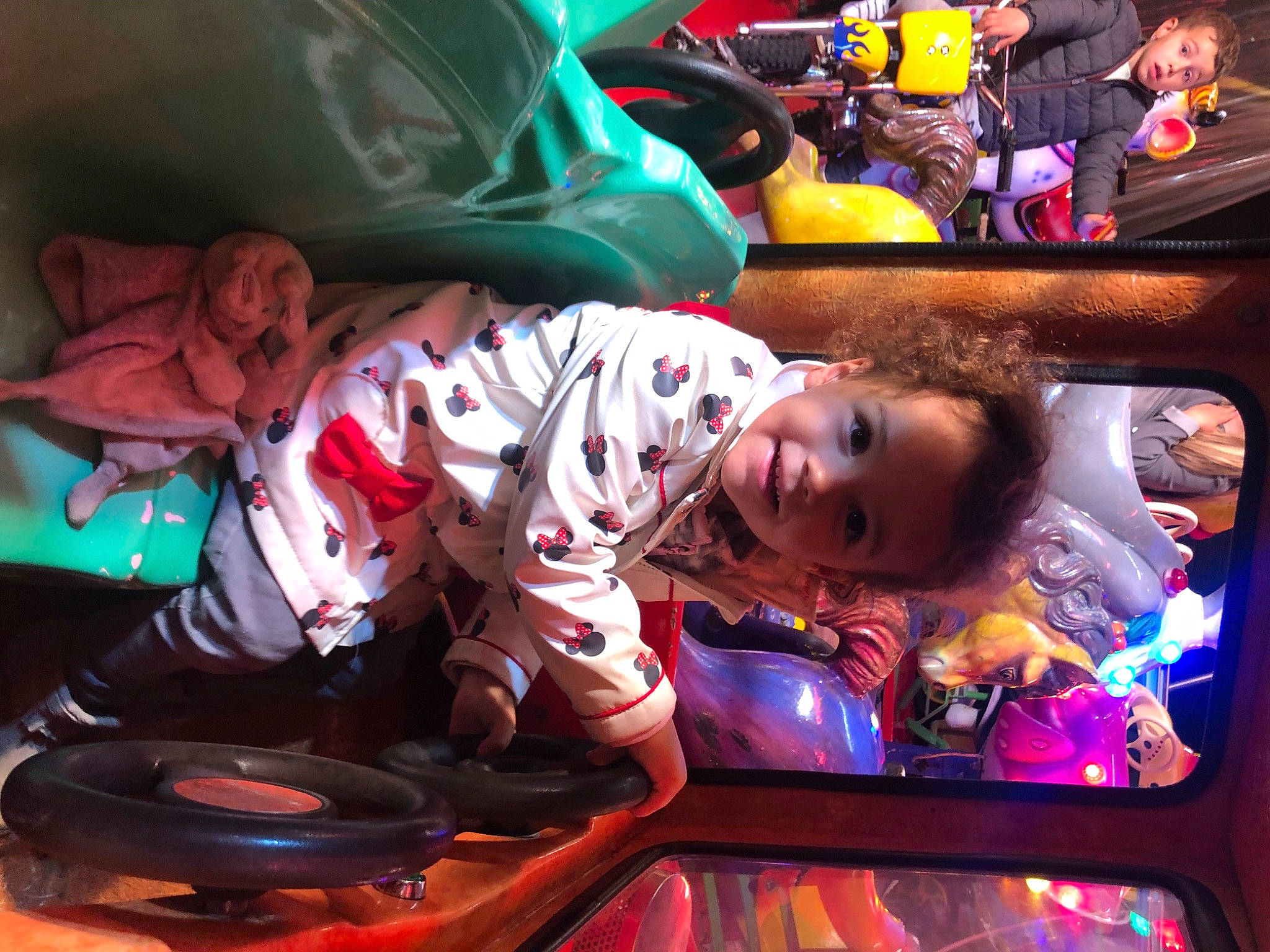 Maëlyne participe au concours pour gagner de l'argent avec cette photo : art, automotive_design, child, entertainment, event, fun, games, joy, leisure, luxury_vehicle, machine, magenta, motor_vehicle, person, purple, recreation, room, snapshot, surprise, television_set