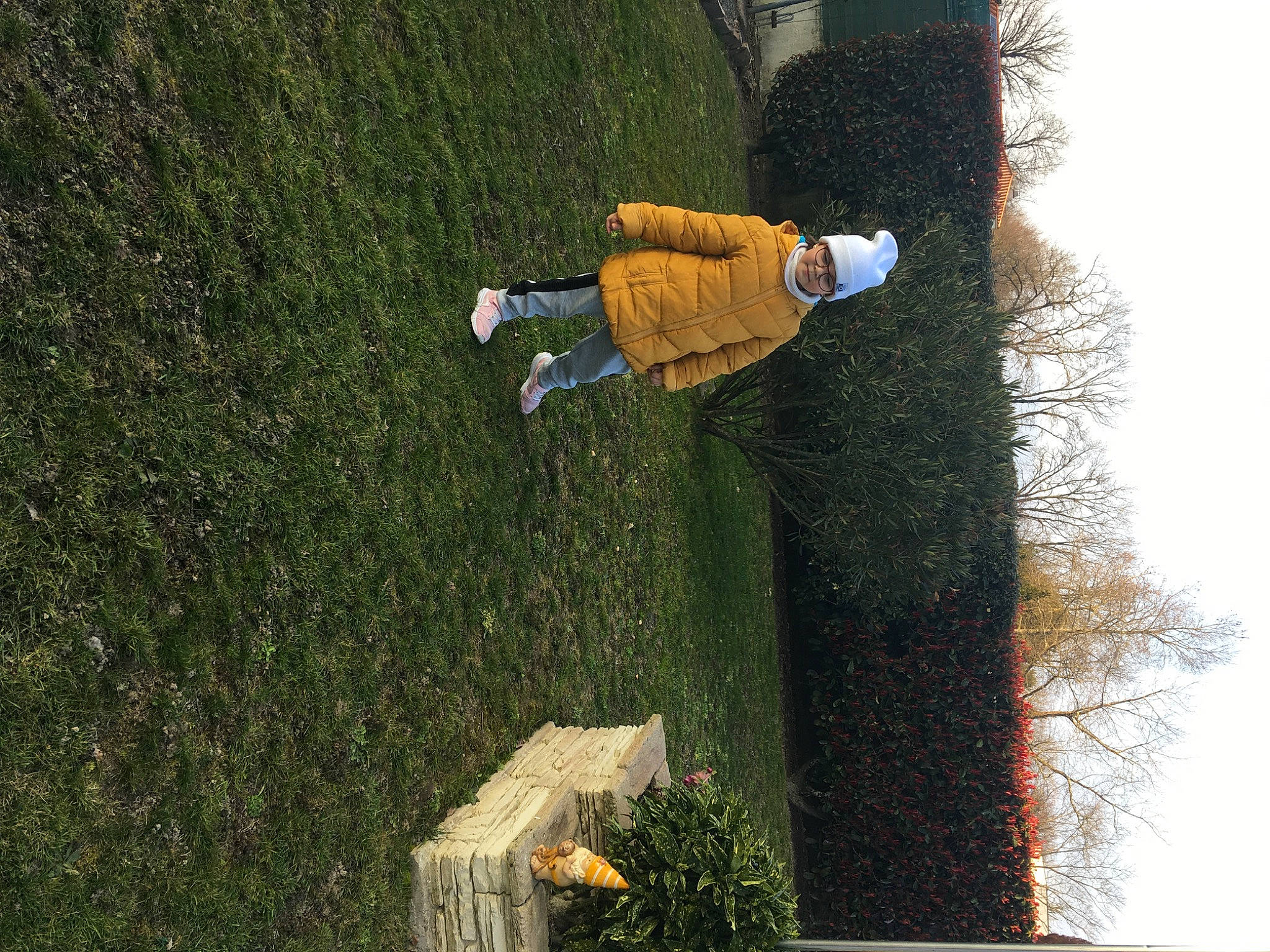 Gaëlle participe au concours pour gagner de l'argent avec cette photo : fun, garden, grass, headwear, landscape, leisure, people_in_nature, person, plant, recreation, shadow, shrub, sky, soil, tree, trunk, walking_shoe, wood