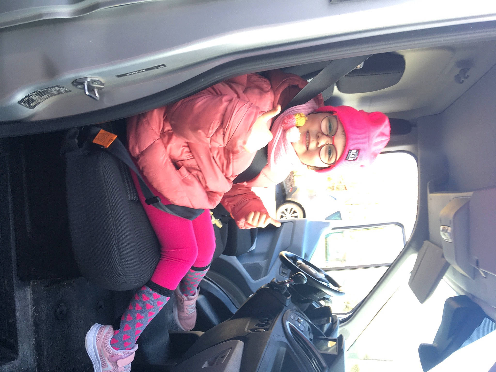 Gaëlle participe au concours pour gagner de l'argent avec cette photo : auto_part, automotive_design, automotive_exterior, automotive_wheel_system, car, car_seat, car_seat_cover, family_car, headwear, helmet, luxury_vehicle, motor_vehicle, person, personal_luxury_car, personal_protective_equipment, plant, steering_part, steering_wheel, vehicle, vehicle_door