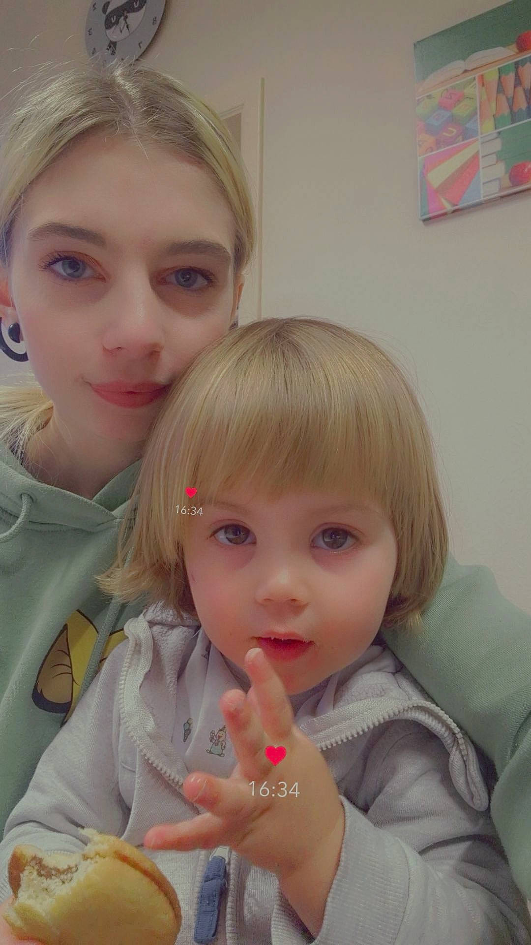 Aryanna a rejoint le concours — aidez-le/la à gagner de superbes lots ! bangs, blond, brown_hair, chair, cheek, child, event, eye, eyebrow, eyelash, fun, hair, happy, iris, lip, nose, person, sharing, skin, tableware