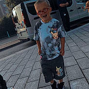 Damon a rejoint le concours — aidez-le/la à gagner de superbes lots ! adult, boy, casual_clothing, child, glasses, happy, outdoor, people, pikachu, pokemon, red_glasses, shoes, shorts, sidewalk, smile, tree, tshirt, urban, van, vehicle