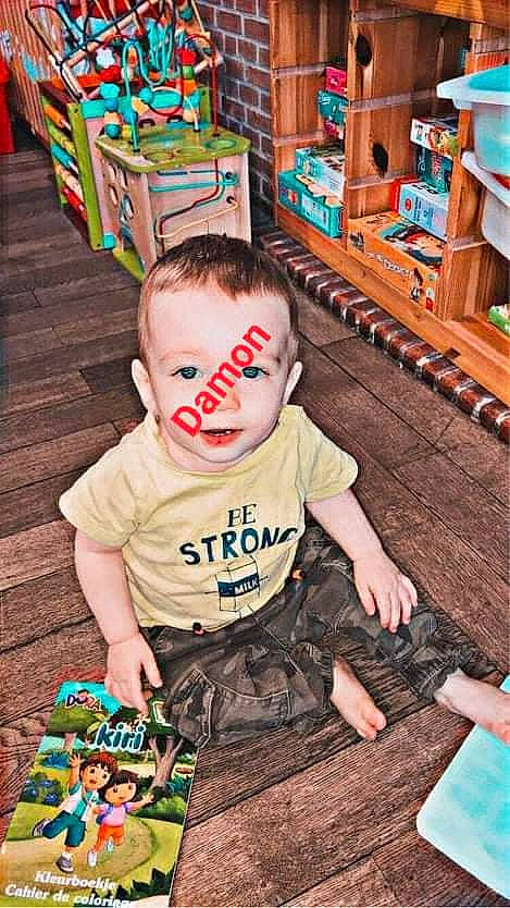 Damon a rejoint le concours — aidez-le/la à gagner de superbes lots ! baby, baby_toddler_clothing, cheek, child, facial_expression, flooring, fun, green, happy, leisure, people, person, photograph, product, sleeve, smile, snapshot, standing, t_shirt, toddler