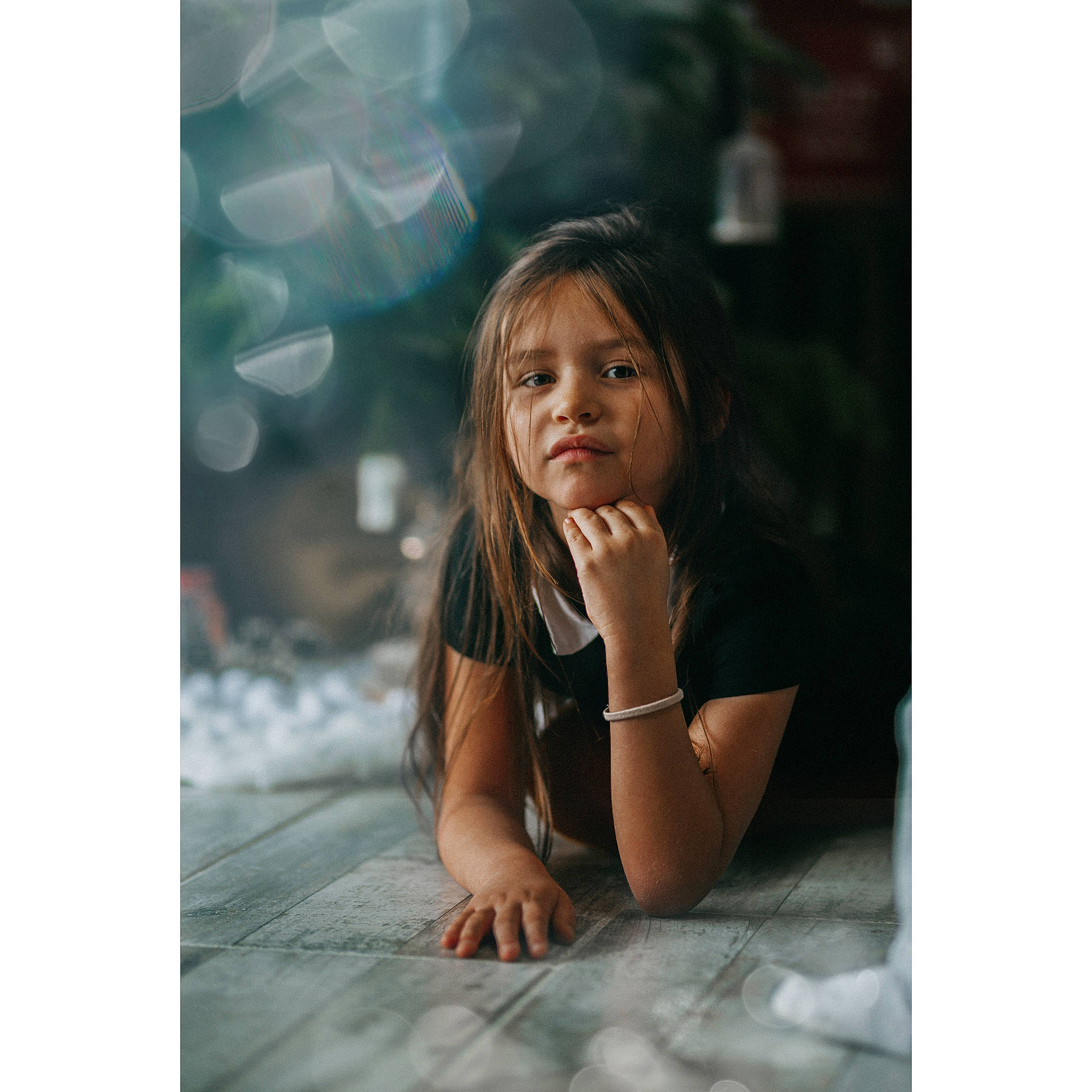 Emmy a rejoint le concours — aidez-le/la à gagner de superbes lots ! beauty, brown_hair, child, darkness, flash_photography, flooring, fun, grass, happy, leisure, lip, long_hair, person, reflection, room, sitting, skin, stock_photography, tints_and_shades, toddler