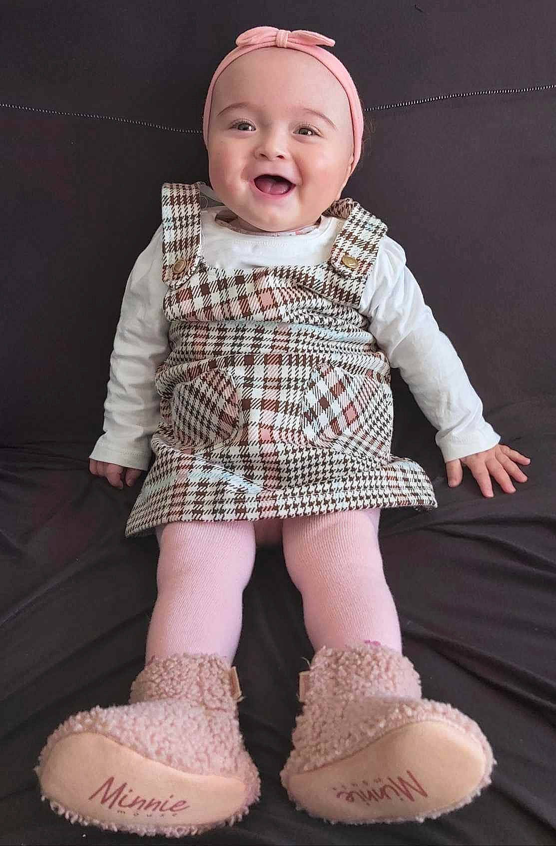 Kayna a rejoint le concours — aidez-le/la à gagner de superbes lots ! baby_toddler_clothing, clothing, dress, fashion, finger, hand, head, headgear, headwear, joy, leg, lip, outerwear, person, pink, shoe, skin, sleeve, smile, sock
