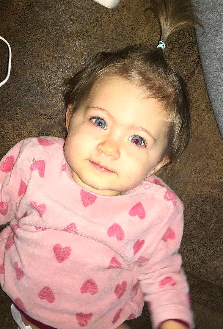 Giulia participe au concours pour gagner de l'argent avec cette photo : baby, baby_toddler_clothing, cheek, chin, comfort, eye, eyebrow, eyelash, forehead, human_body, iris, lip, mouth, neck, nose, person, pink, skin, sleeve, smile