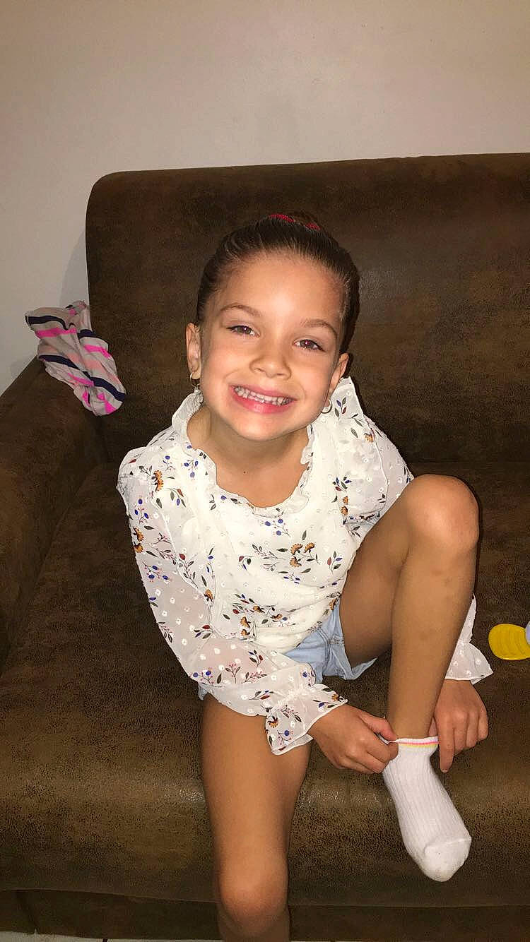 Iliana a rejoint le concours — aidez-le/la à gagner de superbes lots ! arm, baby_toddler_clothing, black_hair, chest, chin, dress, elbow, eye, flash_photography, flooring, happy, human_body, human_leg, joint, joy, knee, leg, person, skin, smile