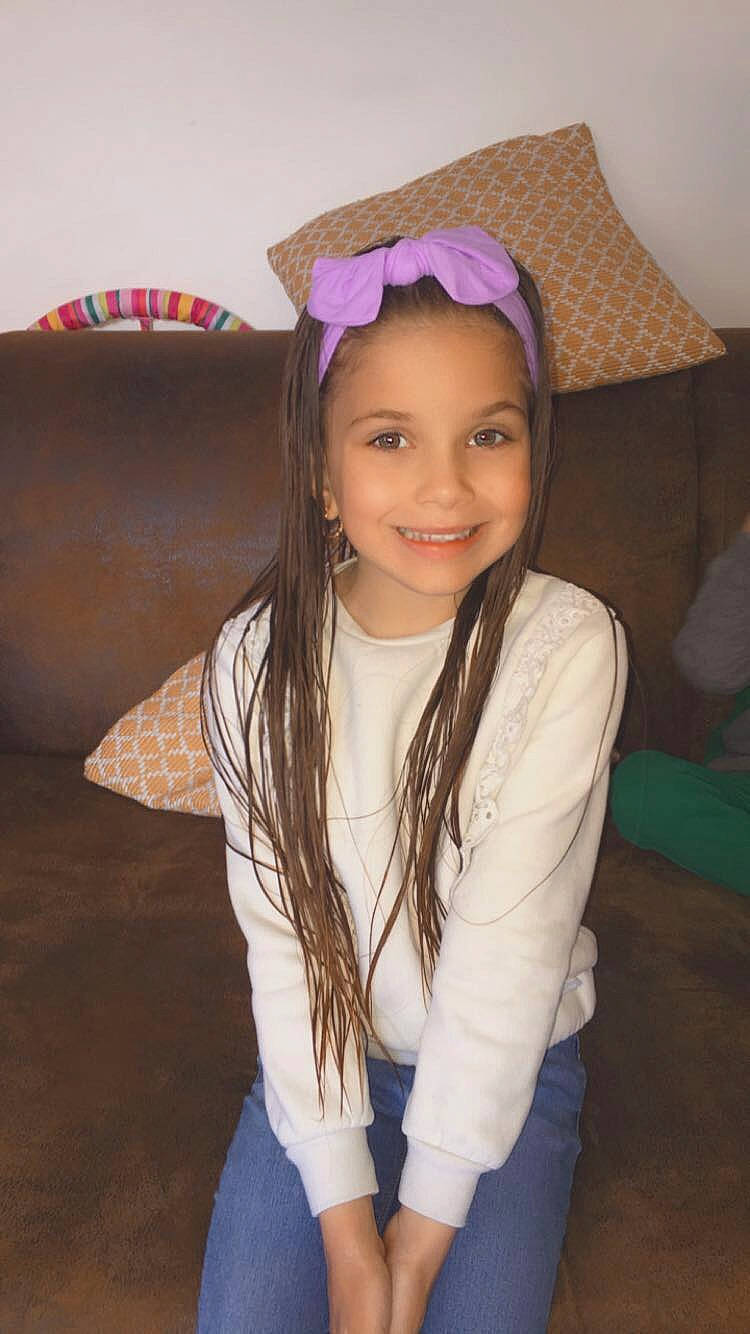 Iliana a rejoint le concours — aidez-le/la à gagner de superbes lots ! child, chin, clothing, eye, eyebrow, fashion_accessory, flash_photography, fun, happy, head, human_body, iris, joy, lip, person, purple, skin, sleeve, smile, thigh