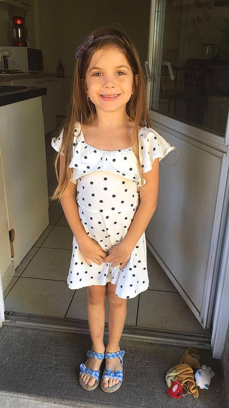 Iliana a rejoint le concours — aidez-le/la à gagner de superbes lots ! child, day_dress, dress, fashion_design, flash_photography, hairstyle, human_leg, joy, kitchen_appliance, knee, neck, one_piece_garment, pattern, person, shoulder, skin, sleeve, smile, street_fashion, t_shirt