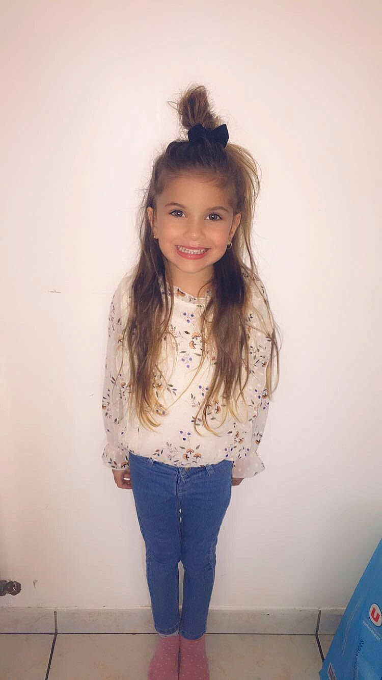 Iliana participe au concours pour gagner de l'argent avec cette photo : black_hair, cool, denim, facial_expression, fashion_design, flash_photography, hair, happy, jeans, joy, knee, lip, neck, person, sleeve, smile, standing, street_fashion, t_shirt, thigh