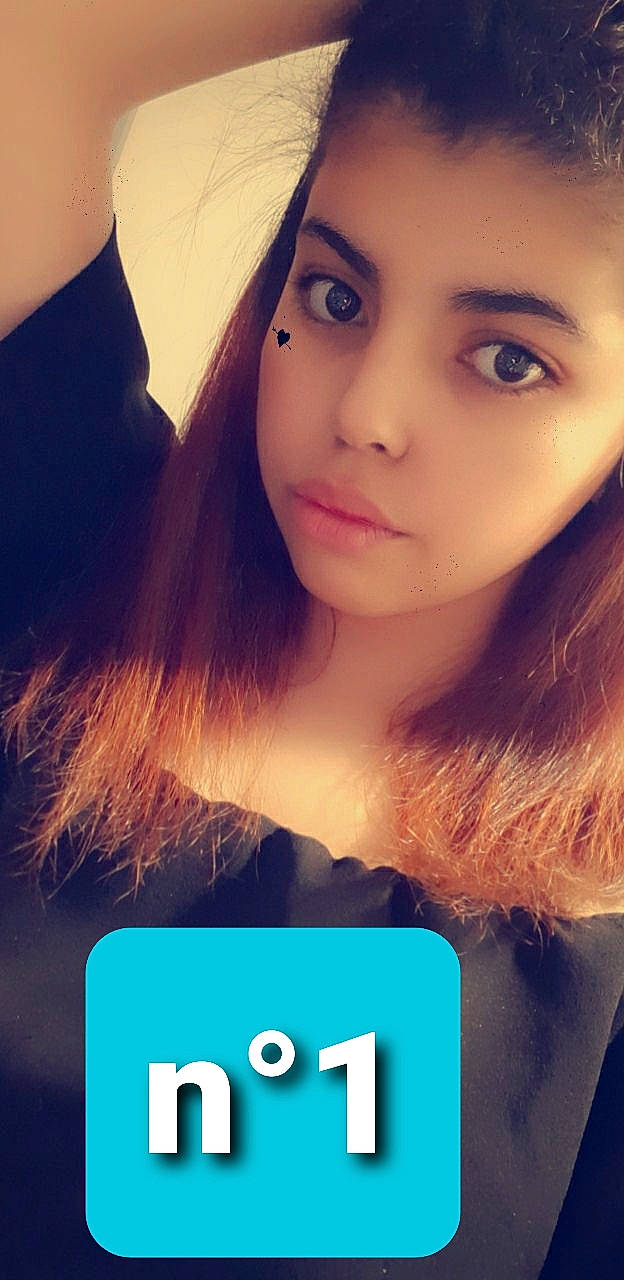 Chaïmaa a rejoint le concours — aidez-le/la à gagner de superbes lots ! beauty, black_hair, brown_hair, chin, cool, eye, eyebrow, eyelash, face, forehead, hair, iris, lip, long_hair, nose, person, photo_caption, photography, selfie, sky