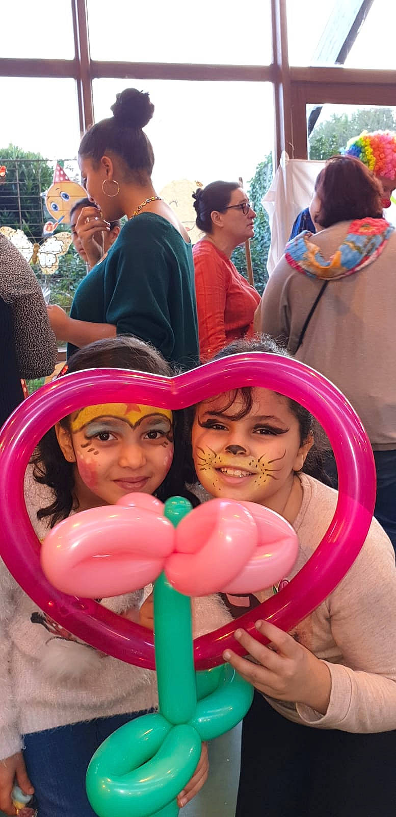 Hanaa a rejoint le concours — aidez-le/la à gagner de superbes lots ! balloon, event, fun, headwear, joy, party, party_supply, person, pink, smile, toy