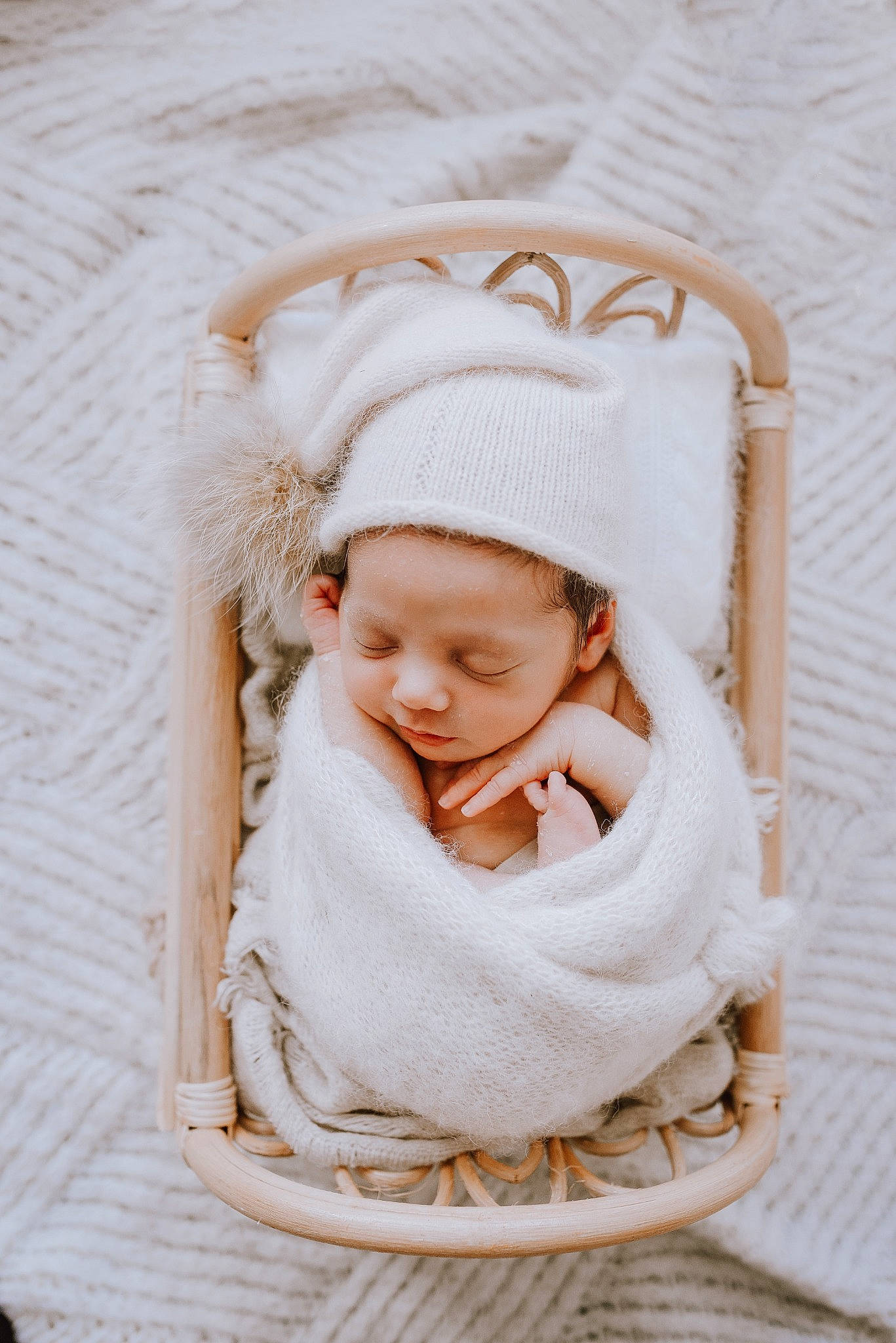 Simao a rejoint le concours — aidez-le/la à gagner de superbes lots ! baby, baby_toddler_clothing, beige, cap, collar, comfort, eye, fashion_accessory, fur, hair_accessory, happy, headgear, linens, pattern, person, sleeve, smile, textile, toddler, wool