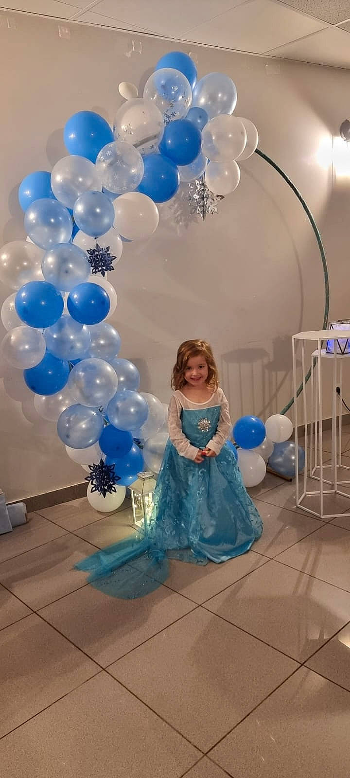 Myla participe au concours pour gagner de l'argent avec cette photo : arch, azure, balloon, blue, ceiling, decoration, dress, electric_blue, event, fashion_design, flooring, fun, happy, joy, light, lighting, party, party_supply, pattern, person