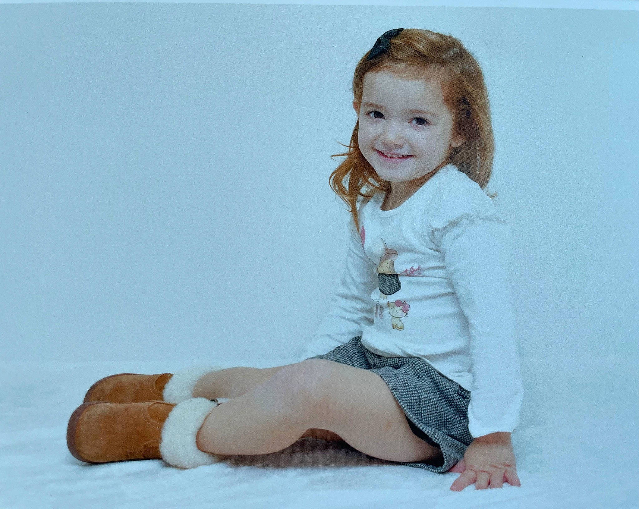 Myla a rejoint le concours — aidez-le/la à gagner de superbes lots ! comfort, elbow, flash_photography, foot, fun, gesture, hair, happy, human_leg, joy, knee, leg, person, sitting, skin, sleeve, smile, sock, t_shirt, thigh