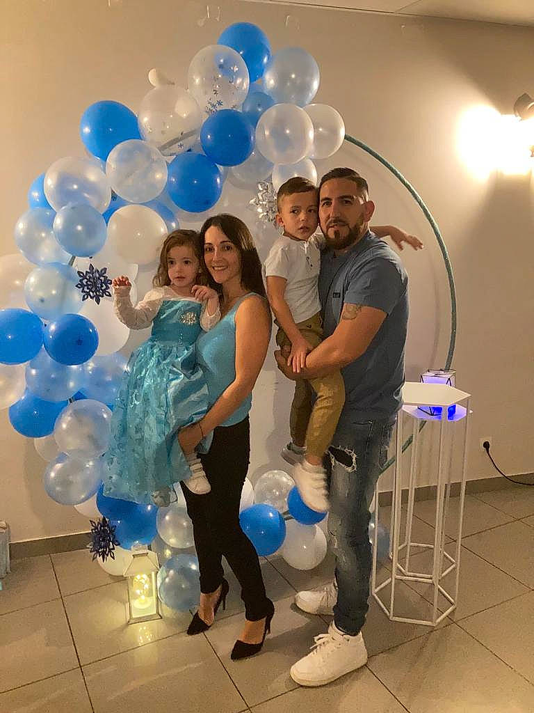 Myla participe au concours pour gagner de l'argent avec cette photo : arch, balloon, circle, electric_blue, event, eyewear, flash_photography, flooring, formal_wear, fun, happy, interaction, joy, leisure, light, magenta, party, party_supply, person, recreation