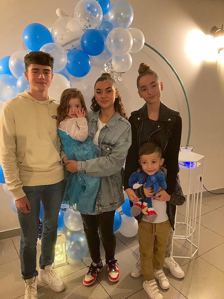 Myla participe au concours pour gagner de l'argent avec cette photo : balloon, blue, boot, child, electric_blue, event, eyewear, fun, happy, hat, joy, leg, leisure, organ, party_supply, person, photograph, smile, snapshot, standing