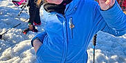 Azilys a rejoint le concours — aidez-le/la à gagner de superbes lots ! child, skiing, snow, helmet, blue_jacket, orange_helmet, peace_sign, winter, ski_poles, ski_boots, outdoor, snow_sports, safety_net, mountains, cold_weather, fun, playful, recreation, person, ski_goggles