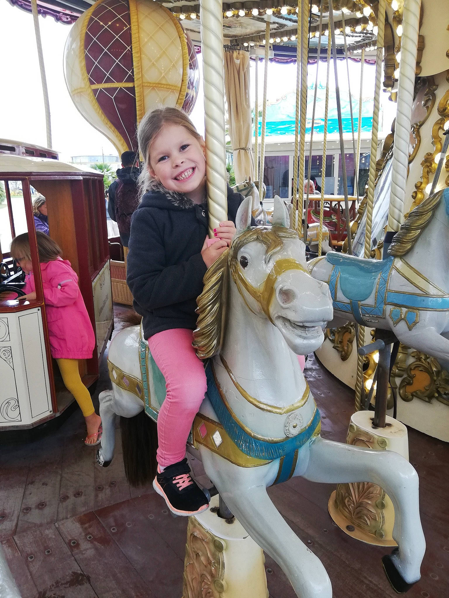 Janika participe au concours pour gagner de l'argent avec cette photo : amusement_park, amusement_ride, carousel, fun, horse, joy, nonbuilding_structure, park, person, recreation