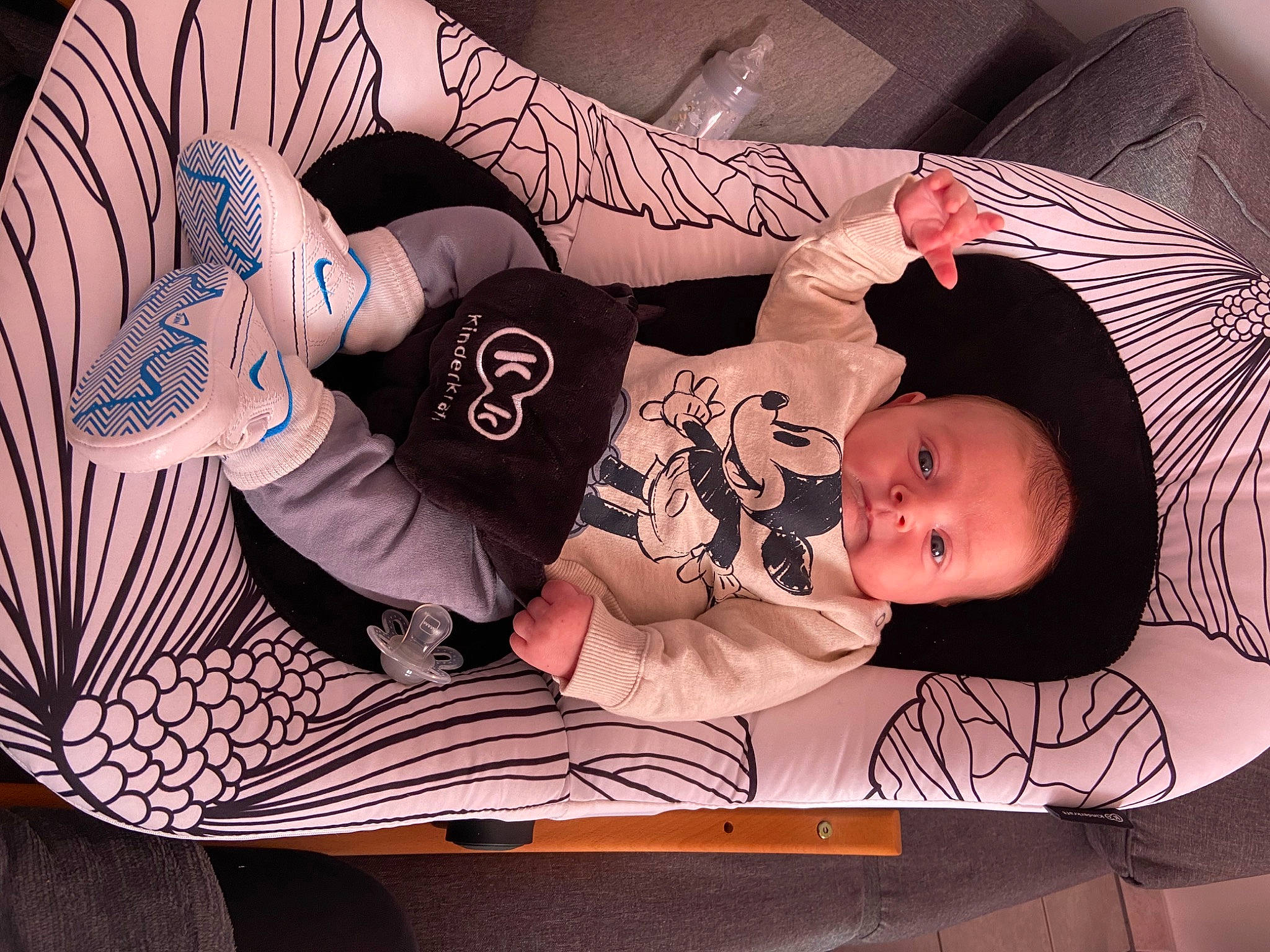 Marlon participe au concours pour gagner de l'argent avec cette photo : arm, baby, child, comfort, elbow, flash_photography, font, hairstyle, happy, headgear, human_body, human_leg, knee, lap, mouth, pattern, person, sitting, sleeve, thigh