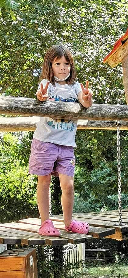 Malvyna participe au concours pour gagner de l'argent avec cette photo : beauty, child, fun, grass, green, happy, human_leg, leisure, nature, person, photograph, pink, public_space, recreation, shorts, snapshot, summer, t_shirt, thigh, toddler