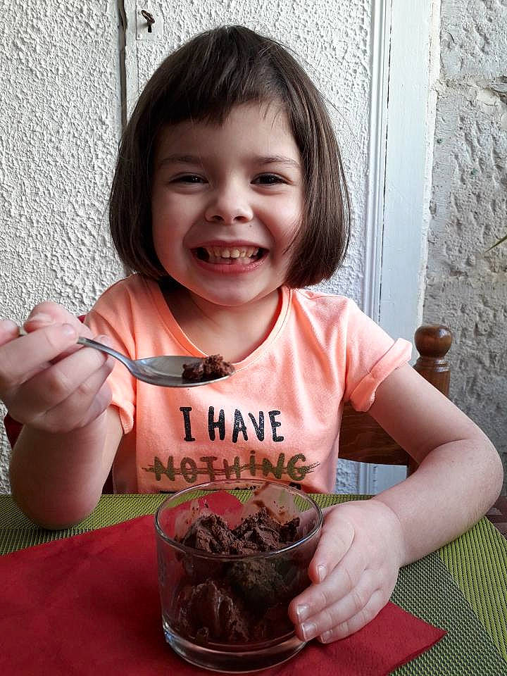 Malvyna participe au concours pour gagner de l'argent avec cette photo : arthropod, child, comfort_food, crustacean, cuisine, decapoda, dessert, dish, eye, face, food, hand, happy, head, ingredient, insect, joy, person, skin, smile