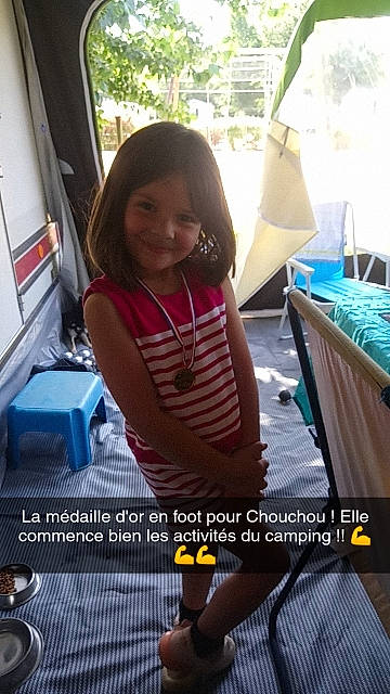 Malvyna a rejoint le concours — aidez-le/la à gagner de superbes lots ! child, fun, happy, home_appliance, human, human_leg, joy, leisure, magenta, person, photo_caption, play, recreation, room, sitting, smile, sportswear, t_shirt, thigh, toddler