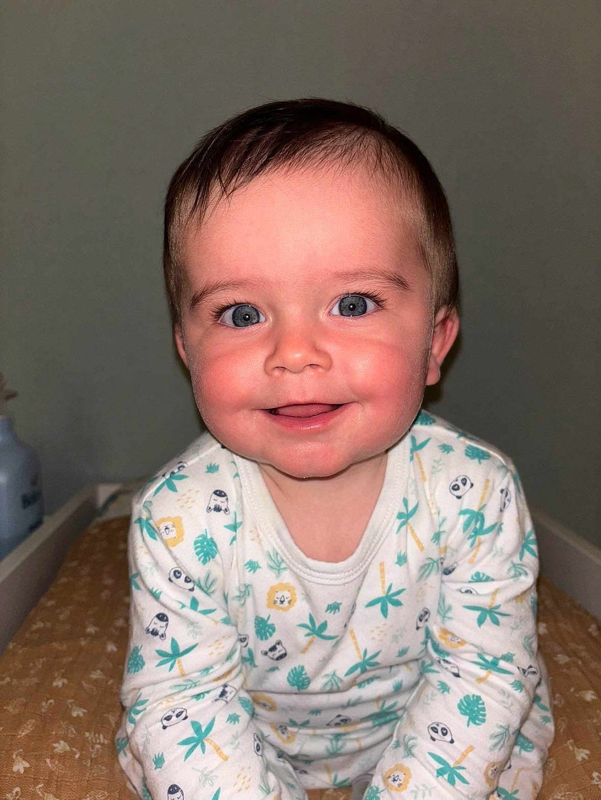Loan a rejoint le concours — aidez-le/la à gagner de superbes lots ! baby, child, smiling, blue_eyes, onesie, cute, infant, face, happy, portrait, sitting, indoors, young_child, person, cheeks, clothing, pattern, animal_print, skin, hair