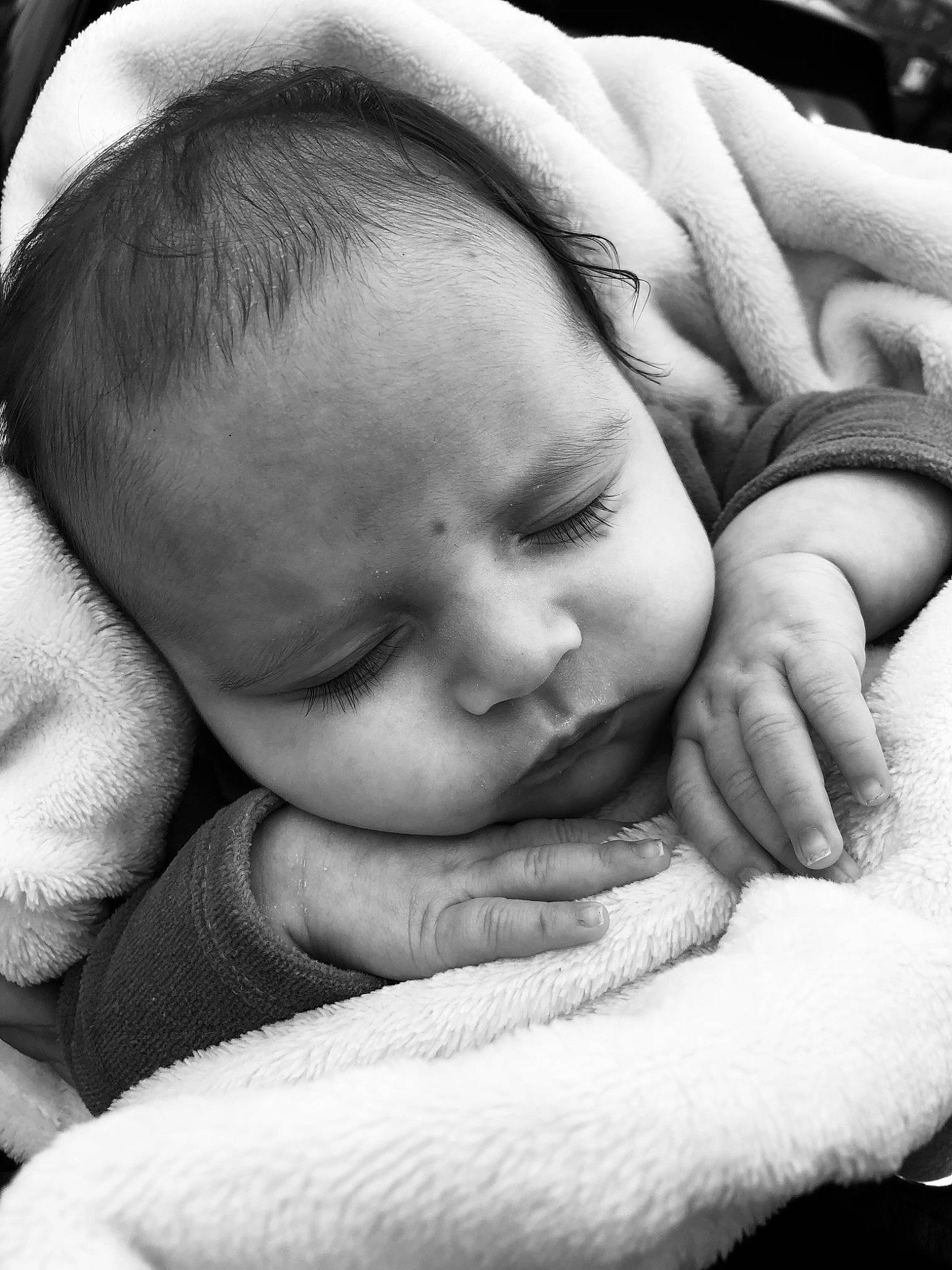 ève a rejoint le concours — aidez-le/la à gagner de superbes lots ! arm, baby, black, cheek, chin, comfort, eyebrow, face, facial_expression, gesture, hairstyle, hand, head, human, mammal, mouth, nose, organ, person, skin