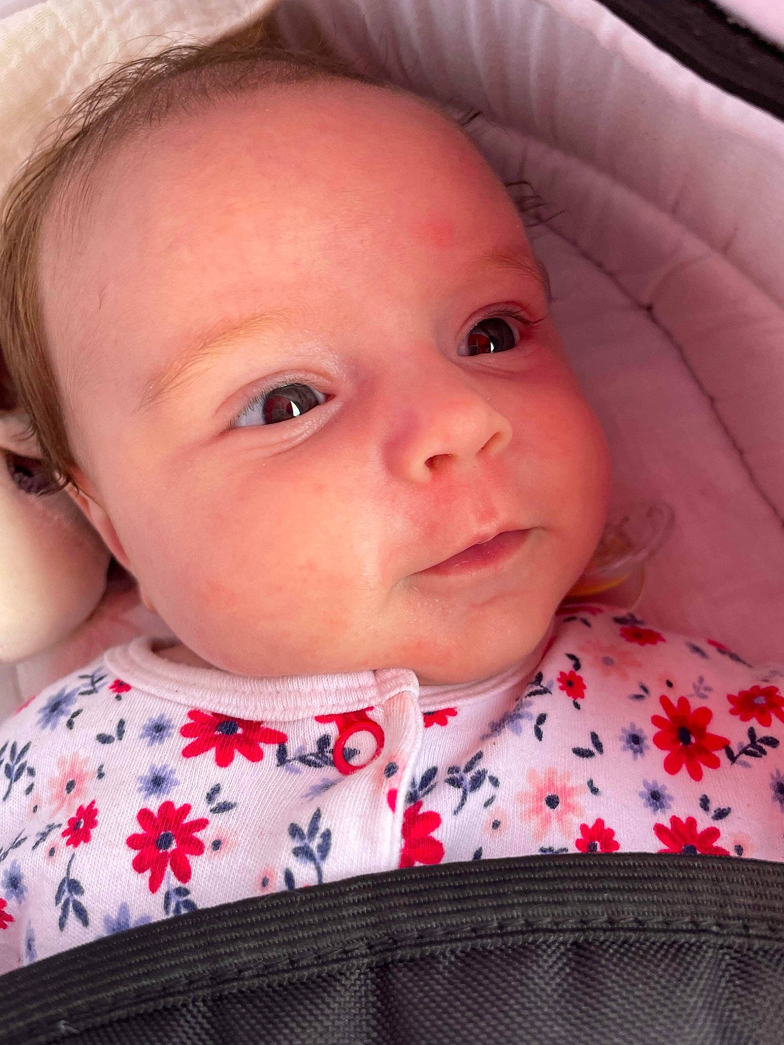 ève a rejoint le concours — aidez-le/la à gagner de superbes lots ! baby, baby_toddler_clothing, cheek, chin, clothing, comfort, eye, eyebrow, eyelash, face, facial_expression, iris, lip, mouth, nose, person, pink, skin, sleeve, smile