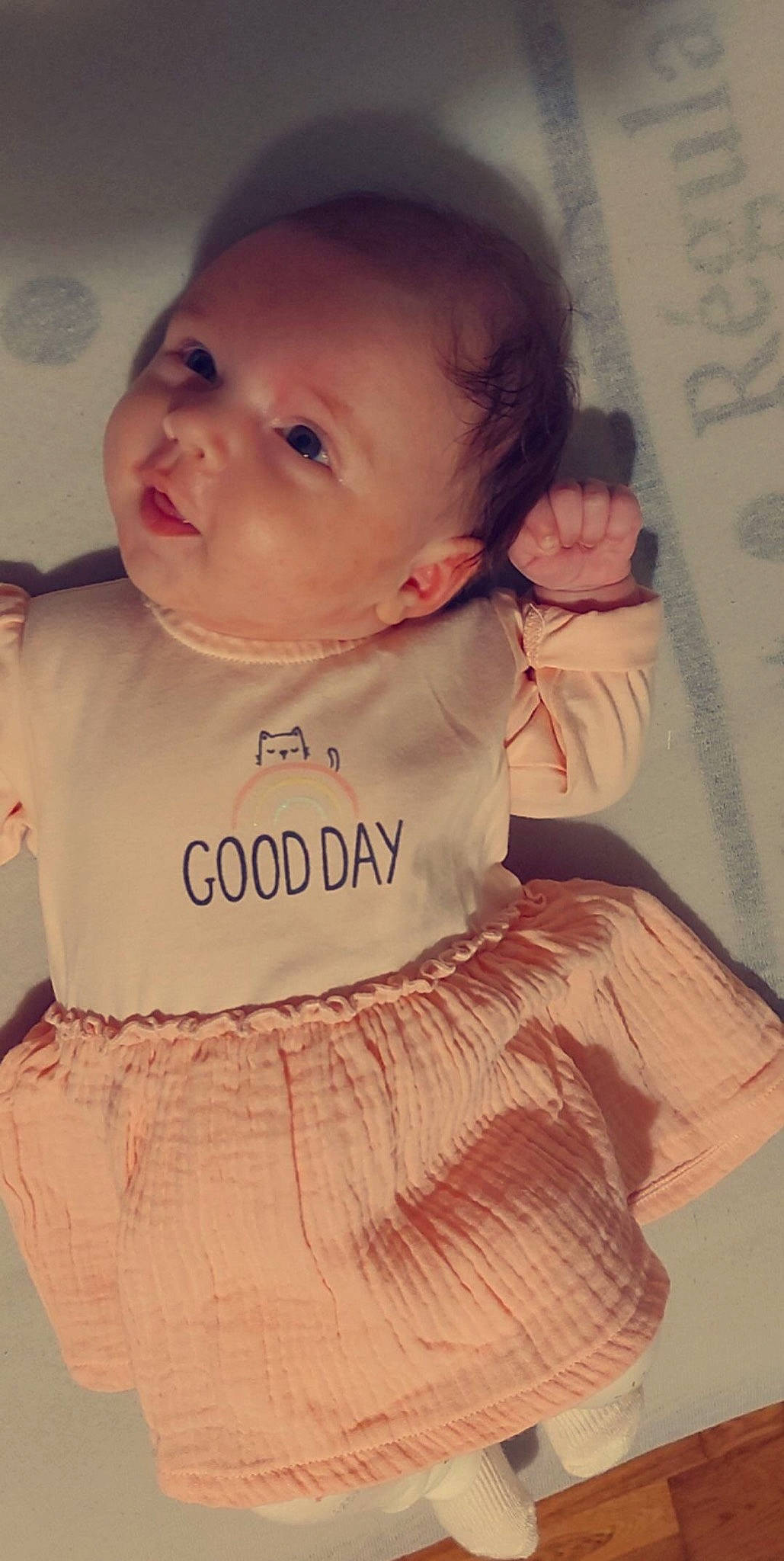 ève a rejoint le concours — aidez-le/la à gagner de superbes lots ! arm, baby, baby_toddler_clothing, cheek, chin, eyelash, hairstyle, hand, head, human_body, iris, jaw, lip, neck, nose, outerwear, person, pink, shoulder, skin