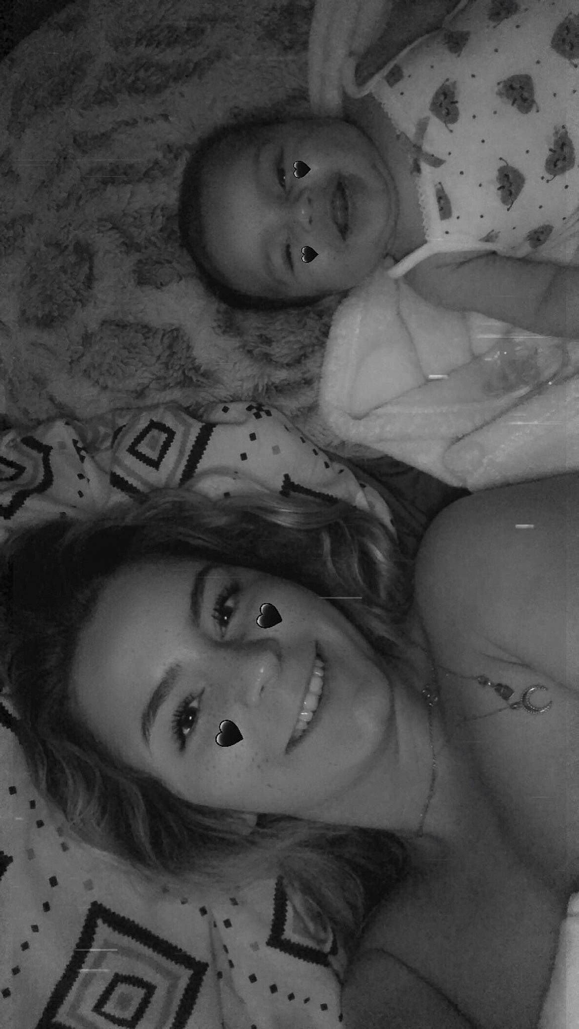 ève participe au concours pour gagner de l'argent avec cette photo : black, black_and_white, cheek, chin, eyebrow, facial_expression, flash_photography, gesture, hairstyle, happy, iris, joy, lip, mouth, nose, organ, person, photograph, skin, smile