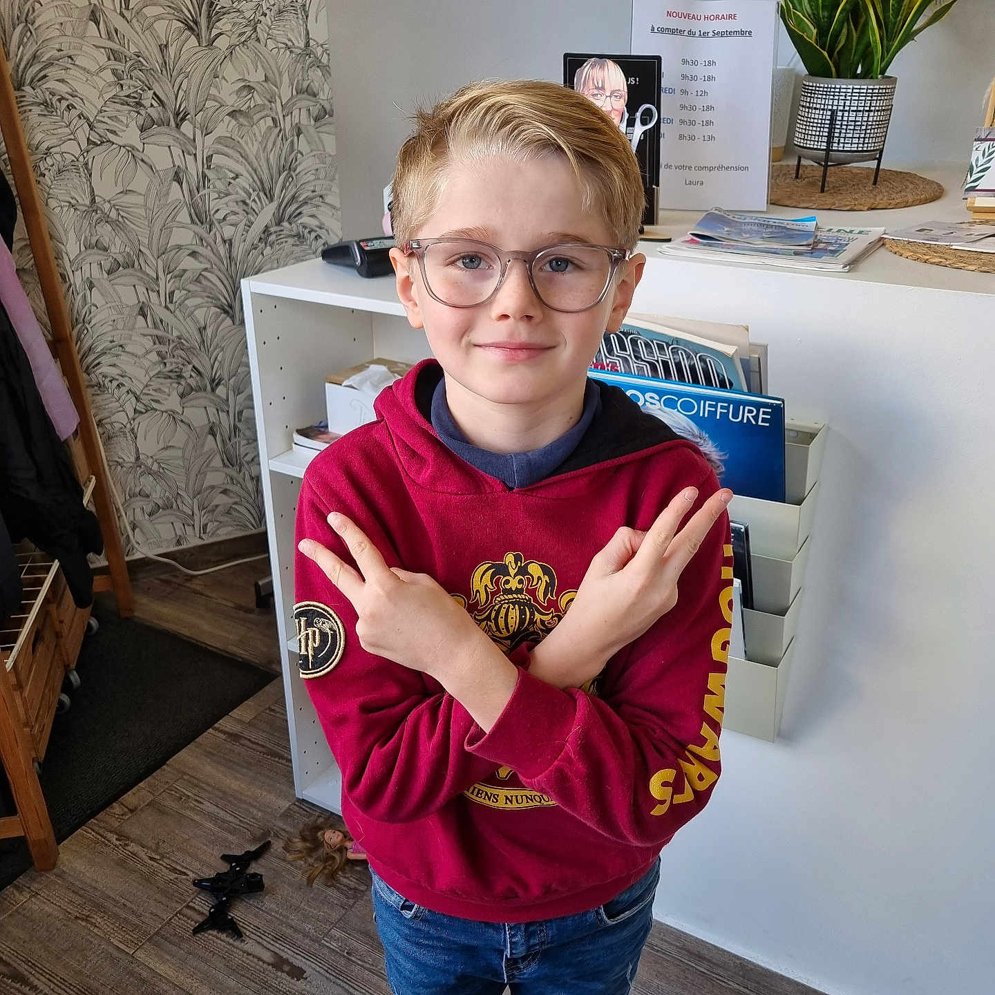 Nino a rejoint le concours — aidez-le/la à gagner de superbes lots ! accessories, boy, child, clothing, face, glasses, hardwood, head, jeans, longsleeve, male, pants, person, photography, plant, portrait, pottedplant, sleeve, t_shirt, wood