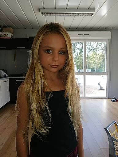 Vicky participe au concours pour gagner de l'argent avec cette photo : blond, cabinetry, chest, event, eyebrow, eyelash, fashion_design, flash_photography, floor, flooring, fun, joint, layered_hair, long_hair, person, street_fashion, surfer_hair, thigh, trunk, waist