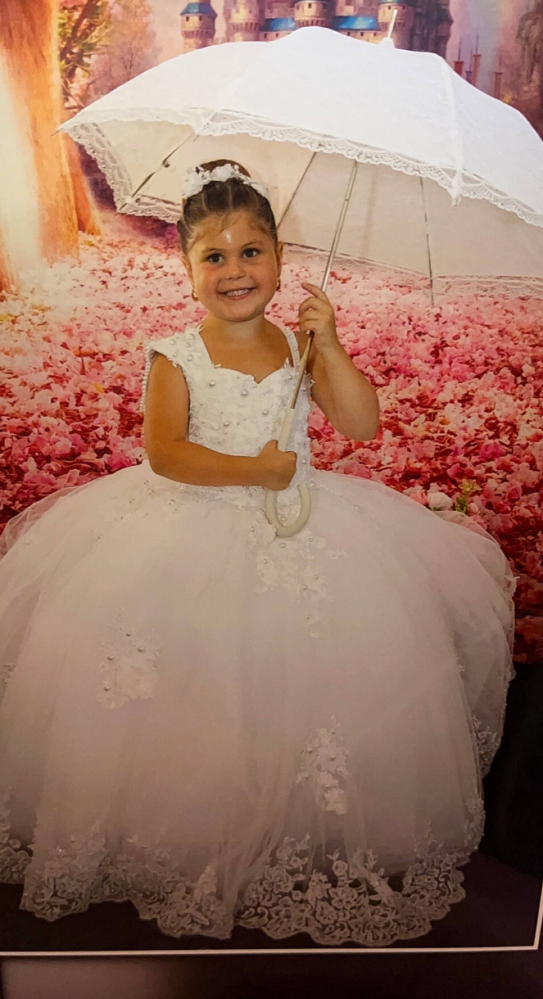 Makenzy a rejoint le concours — aidez-le/la à gagner de superbes lots ! bridal_clothing, bridal_party_dress, dress, embellishment, flash_photography, gown, hair, hairstyle, happy, joy, person, photograph, pink, shoulder, skin, smile, textile, toddler, umbrella, wedding_ceremony_supply