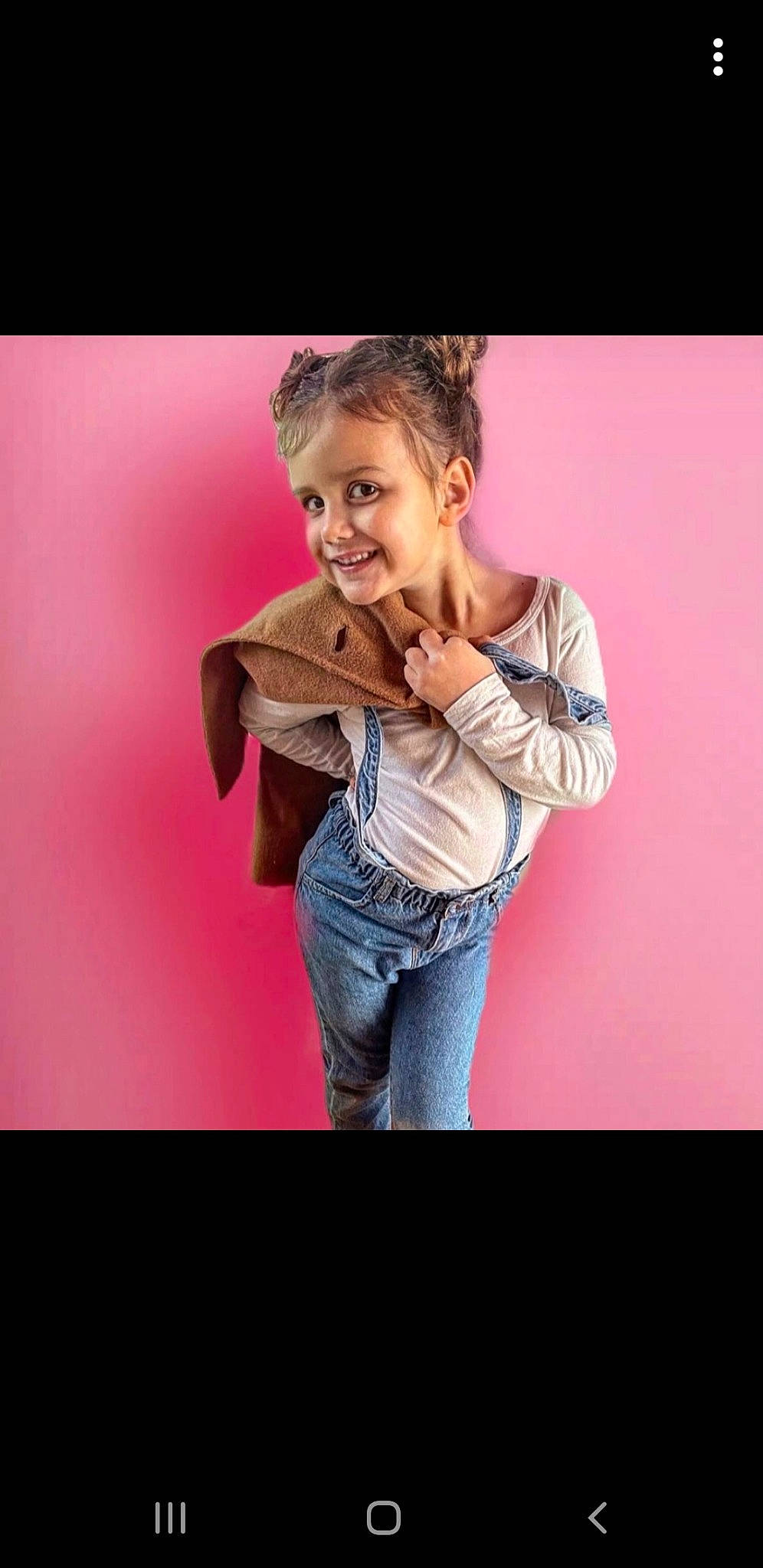 Tais participe au concours pour gagner de l'argent avec cette photo : brown_hair, denim, electric_blue, entertainment, event, fashion_design, fashion_model, flash_photography, fun, gesture, happy, jeans, jewellery, joy, long_hair, magenta, neck, person, sitting, sleeve