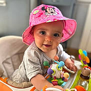 Leewene a rejoint le concours — aidez-le/la à gagner de superbes lots ! baby, child, pink_hat, minnie_mouse, toy, activity_center, indoor, smiling, face, person, play, colorful, cute, infant, clothing, seat, happy, hand, headwear, closeup