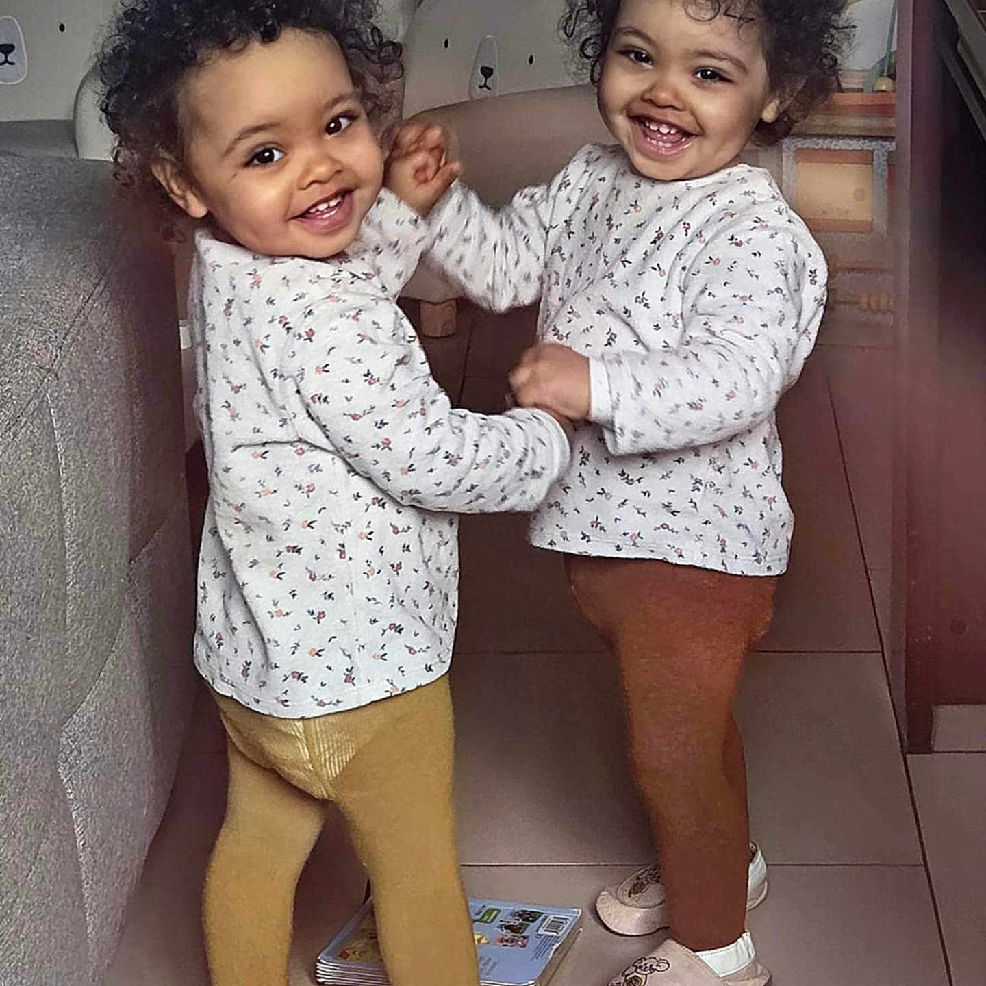 Haïlé Et Thaïs participe au concours pour gagner de l'argent avec cette photo : baby, babylaughing, brownhair, child, clothing, curlyhair, face, female, footwear, girl, hair, happy, head, person, photography, portrait, shoe, shorts, sleeve, smile