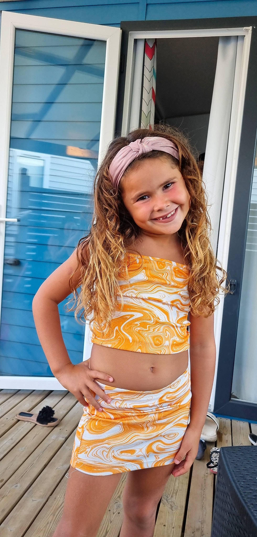 Taissia a rejoint le concours — aidez-le/la à gagner de superbes lots ! abdomen, belt, blond, brown_hair, chest, crop_top, denim, electric_blue, happy, headwear, human_leg, jewellery, joy, long_hair, navel, necklace, pattern, person, smile, t_shirt